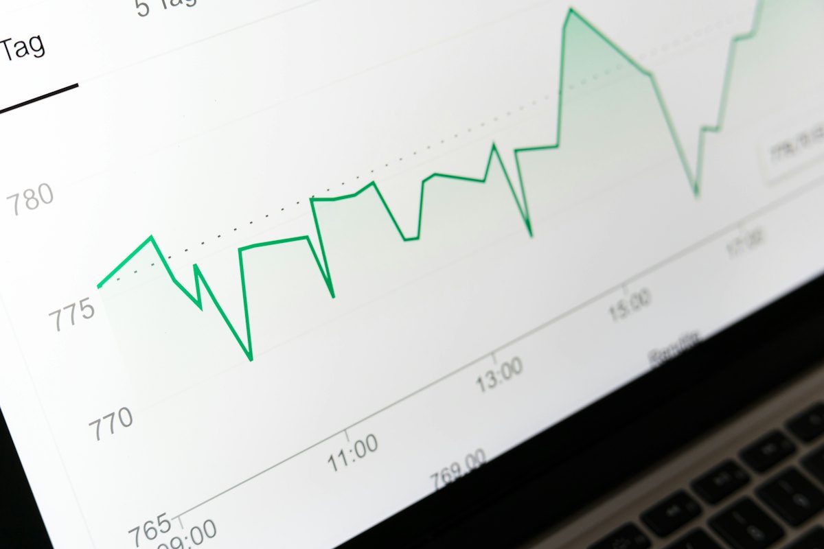 Gráficos financieros y calculadora sobre una mesa de trabajo