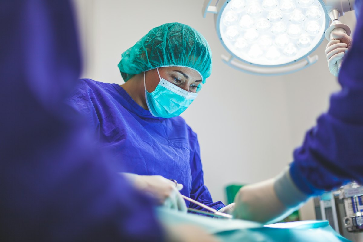 Comprobación IVA cirugía estética Málaga: equipo quirúrgico en el quirófano