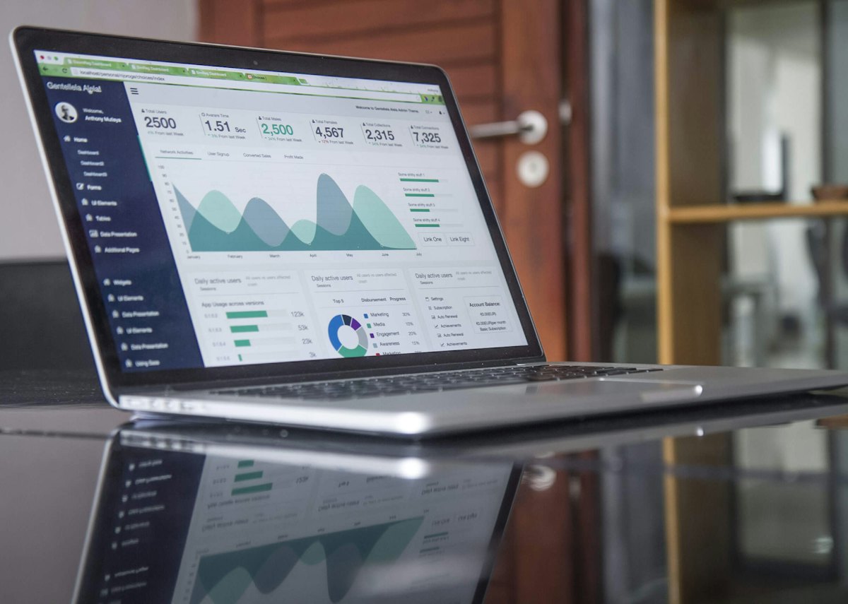 Portátil con gráficos de análisis de datos para un informe pericial