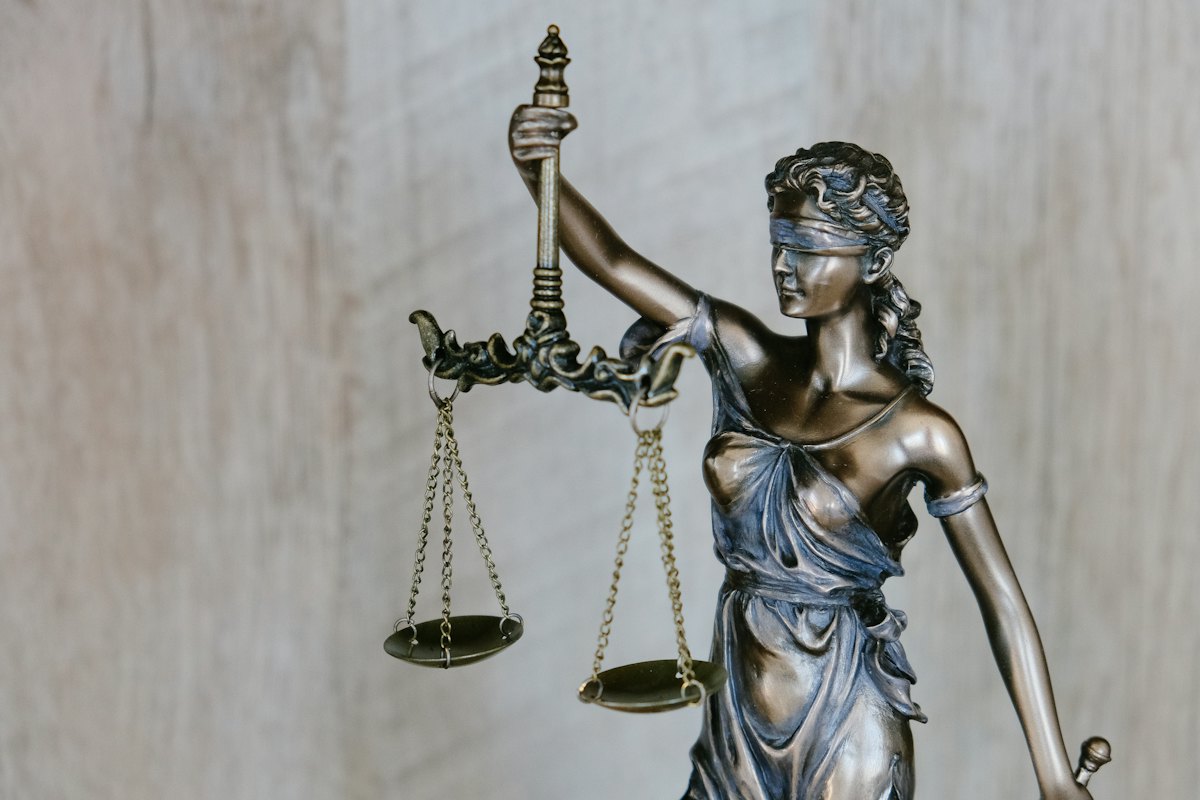 Mazo y libros de derecho que representan el derecho tributario