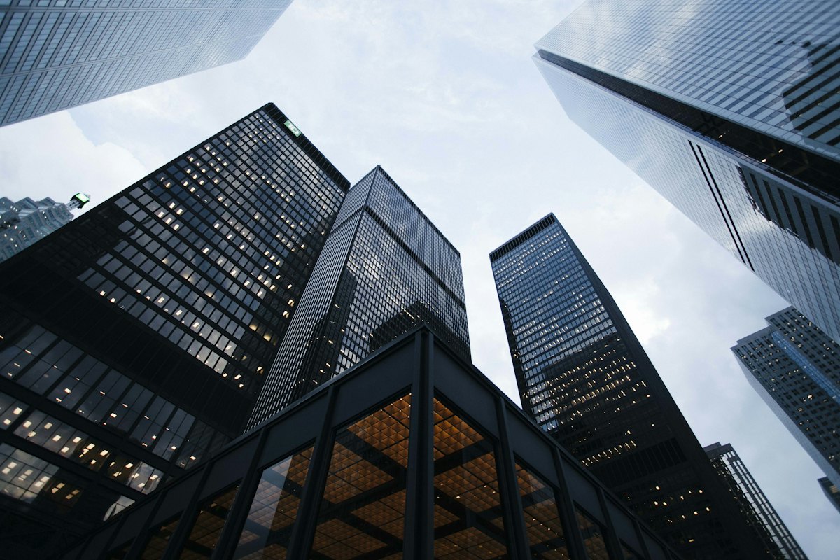 Gastos privados en sociedad patrimonial: edificio de oficinas que representa a sociedades y grupos empresariales