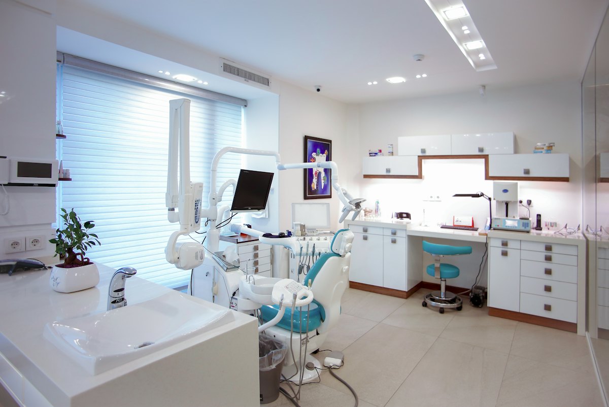 Exención IVA servicios médicos clínica dental Valencia: gabinete dental con sillón