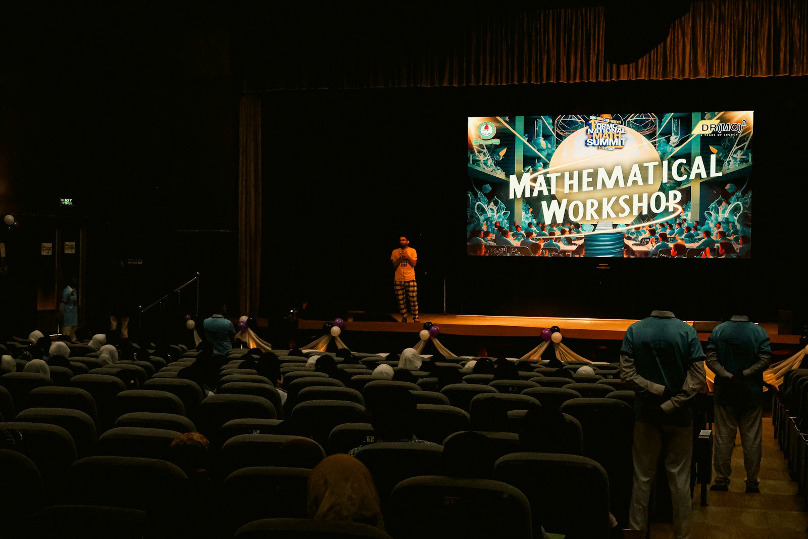 Ponente en el escenario de un evento corporativo: fiscalidad de empresas de organización de eventos
