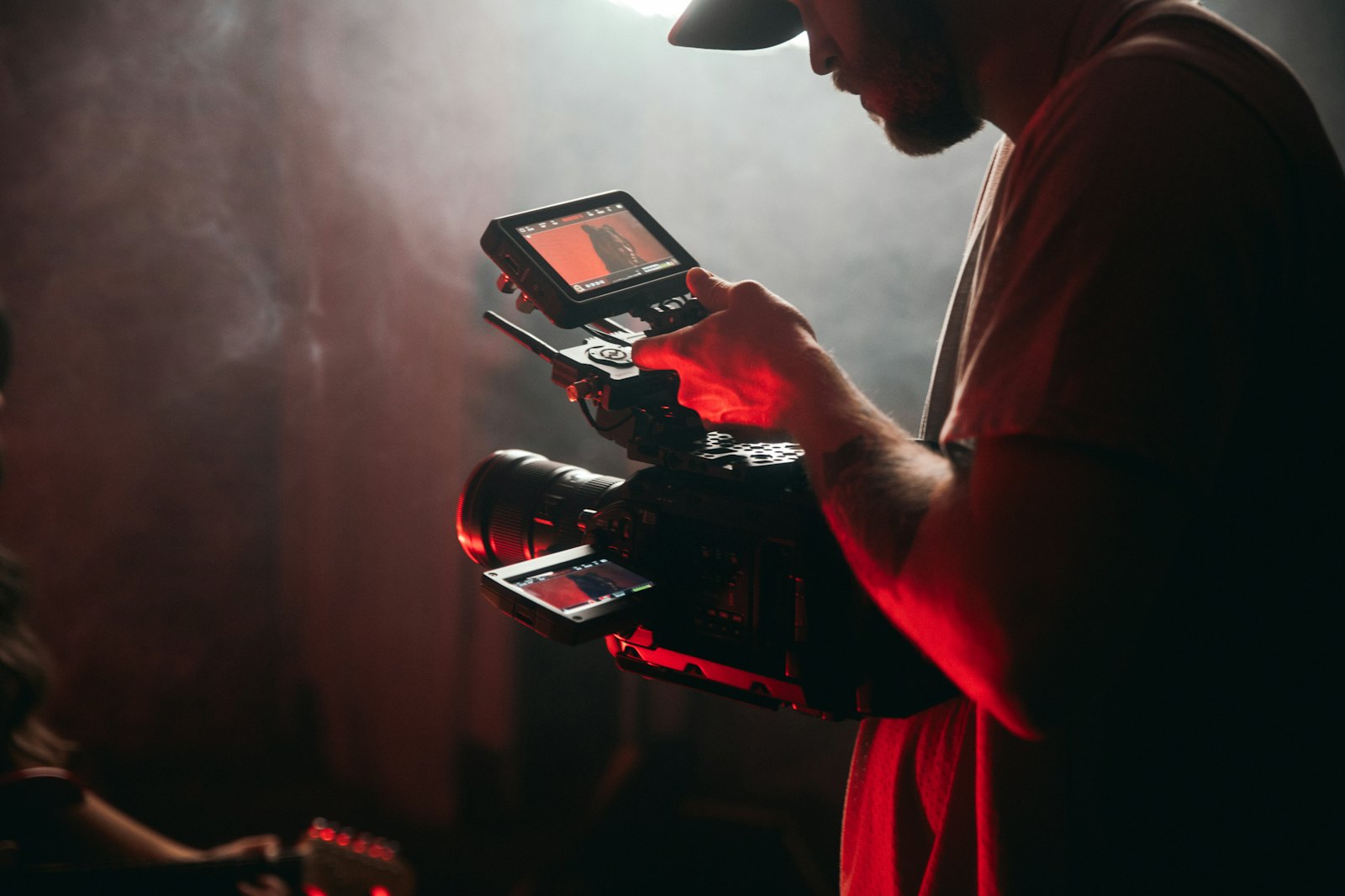 Creador de contenido grabando vídeo con cámara: fiscalidad de influencers
