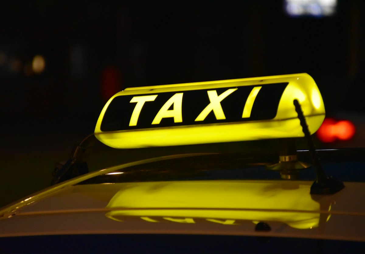 Ganancia patrimonial venta licencia taxi Sevilla: luminoso de taxi sobre el vehículo