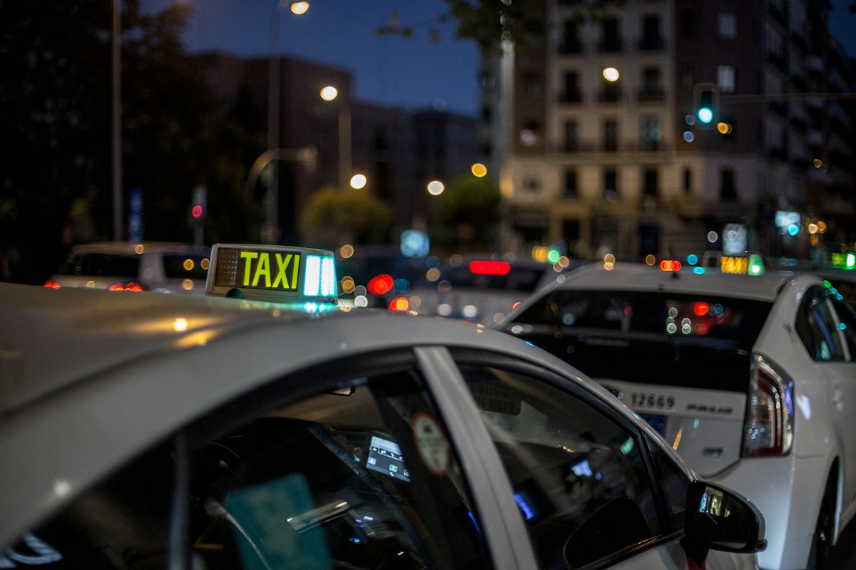 Inspección tributaria venta licencia VTC Barcelona: vehículo de transporte con conductor de noche