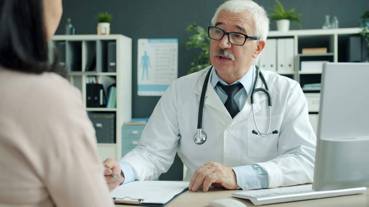 IVA tratamientos estéticos médicos Mallorca: médico explica el tratamiento a una paciente
