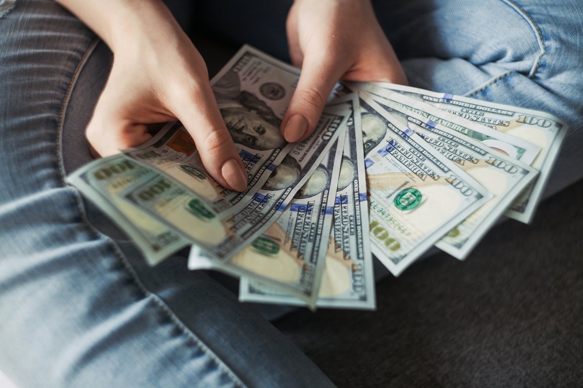 Inspección por economía sumergida: monedas y gráficos de ingresos de un negocio
